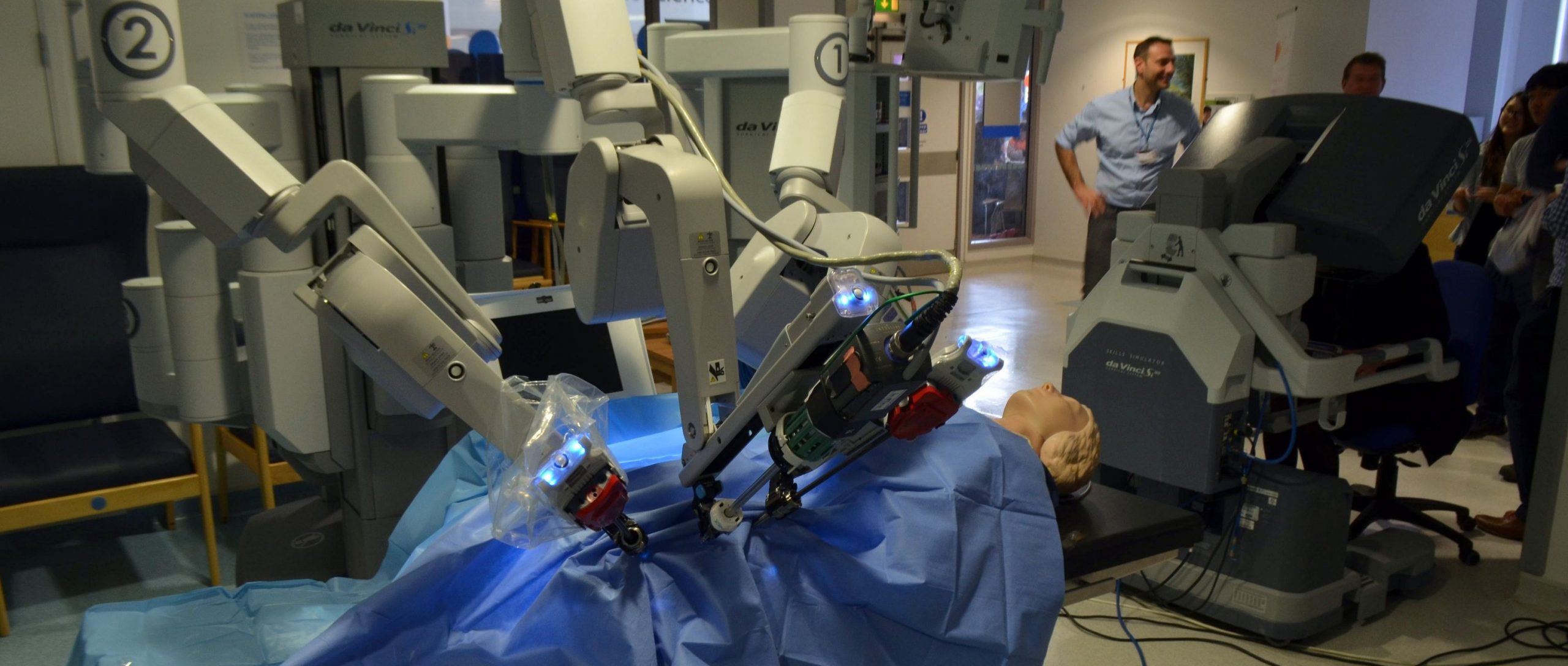 تعرف على ” دافينشي” الروبوت الجراحي الأشهر في العالم