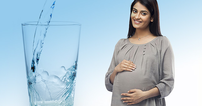 أهمية شرب الماء للمرأة الحامل