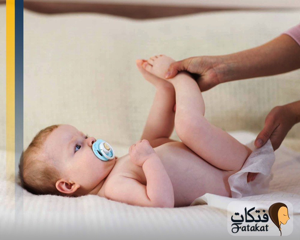 6 أسباب لظهور قطع بيضاء في براز الرضيع