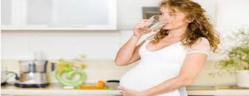 أضرار قلة شرب الماء للمرأة الحامل